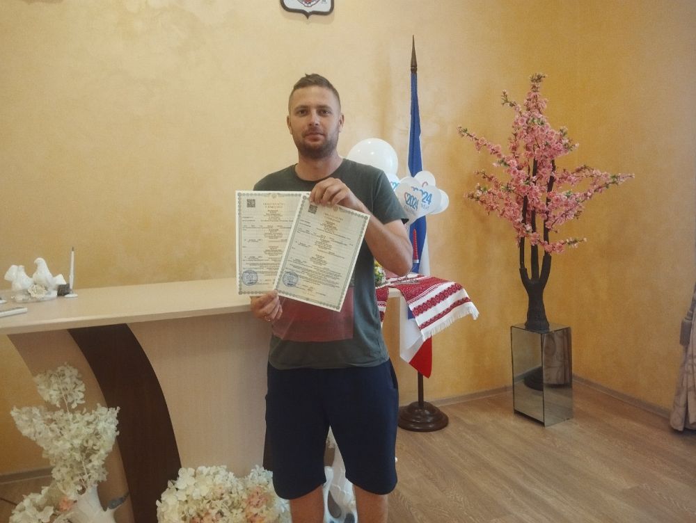 Алуштинский городской отдел ЗАГС поздравлял Валерия и Дарью Петровских с рождением «королевской двойни» Алуштинский городской отдел ЗАГС поздравлял Валерия и Дарью Петровских с рождением «королевской двойни»