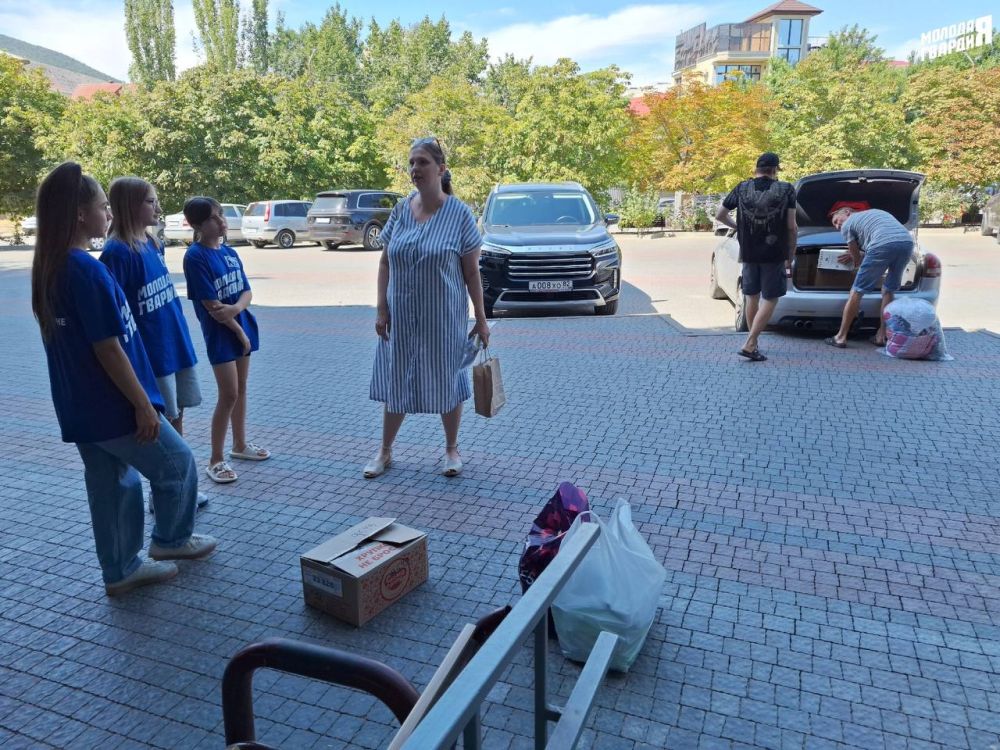 Активисты Судакского местного отделения «Молодой Гвардии» приняли участие в сборе гуманитарной помощи для Эвакуационного приемника военного госпиталя в г.Джанкой Активисты Судакского местного отделения «Молодой Гвардии» приняли участие в сборе гуманитарной помощи для Эвакуационного приемника военного госпиталя в г.Джанкой