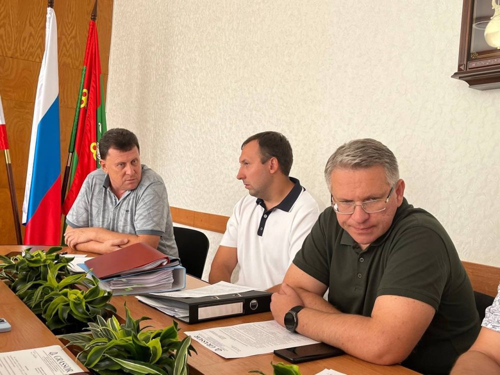 Министр спорта Ольга Торубарова совместно с заместителем Шерифом Османовым в ходе рабочего визита в город Армянск провели встречу с главой Администрации города Армянска Василием Телиженко и обсудили ход работ на стадионе «Юность» Министр спорта Ольга Торубарова совместно с заместителем Шерифом Османовым в ходе рабочего визита в город Армянск провели встречу с главой Администрации города Армянска Василием Телиженко и обсудили ход работ на стадионе «Юность»
