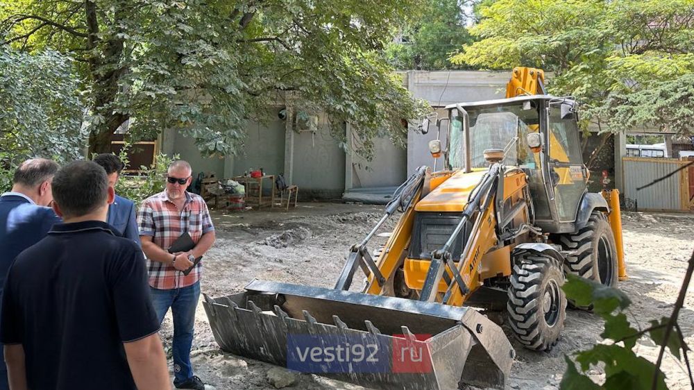 В Севастополе работы в сквере возле Центрального рынка будут завершены к ноябрю В Севастополе работы в сквере возле Центрального рынка будут завершены к ноябрю
