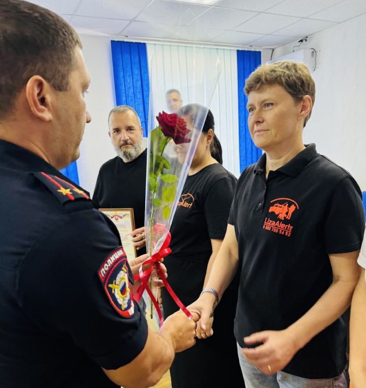 Начальник МО МВД России «Сакский» вручил благодарность членам общественной организации «ЛизаАлерт» Начальник МО МВД России «Сакский» вручил благодарность членам общественной организации «ЛизаАлерт»