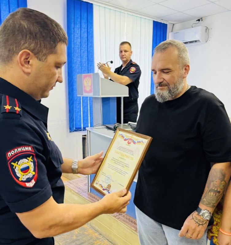 Начальник МО МВД России «Сакский» вручил благодарность членам общественной организации «ЛизаАлерт» Начальник МО МВД России «Сакский» вручил благодарность членам общественной организации «ЛизаАлерт»