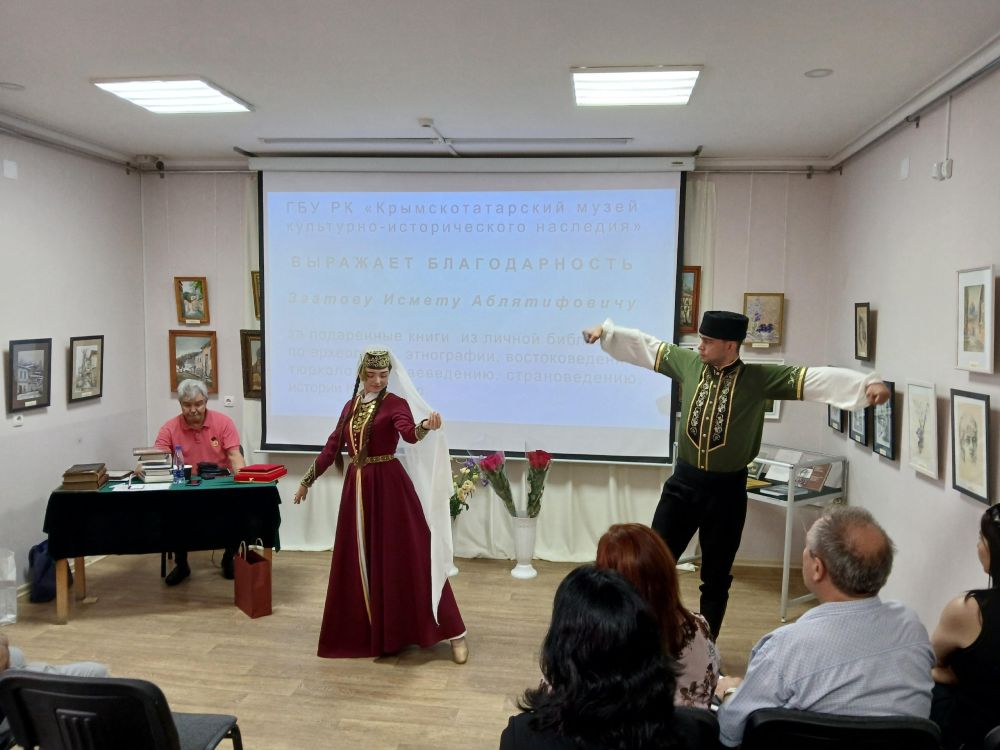 Олег Лобов поздравил крымского искусствоведа, члена Общественного совета при Госкомархиве Исмета Заатова с юбилеем Олег Лобов поздравил крымского искусствоведа, члена Общественного совета при Госкомархиве Исмета Заатова с юбилеем