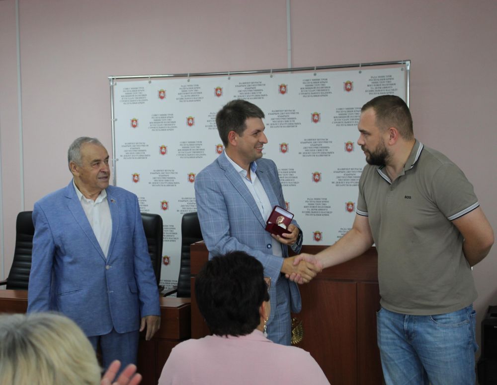 В Минжилполитики и стройнадзора РК состоялось награждение заслуженных деятелей строительной отрасли Республики Крым В Минжилполитики и стройнадзора РК состоялось награждение заслуженных деятелей строительной отрасли Республики Крым