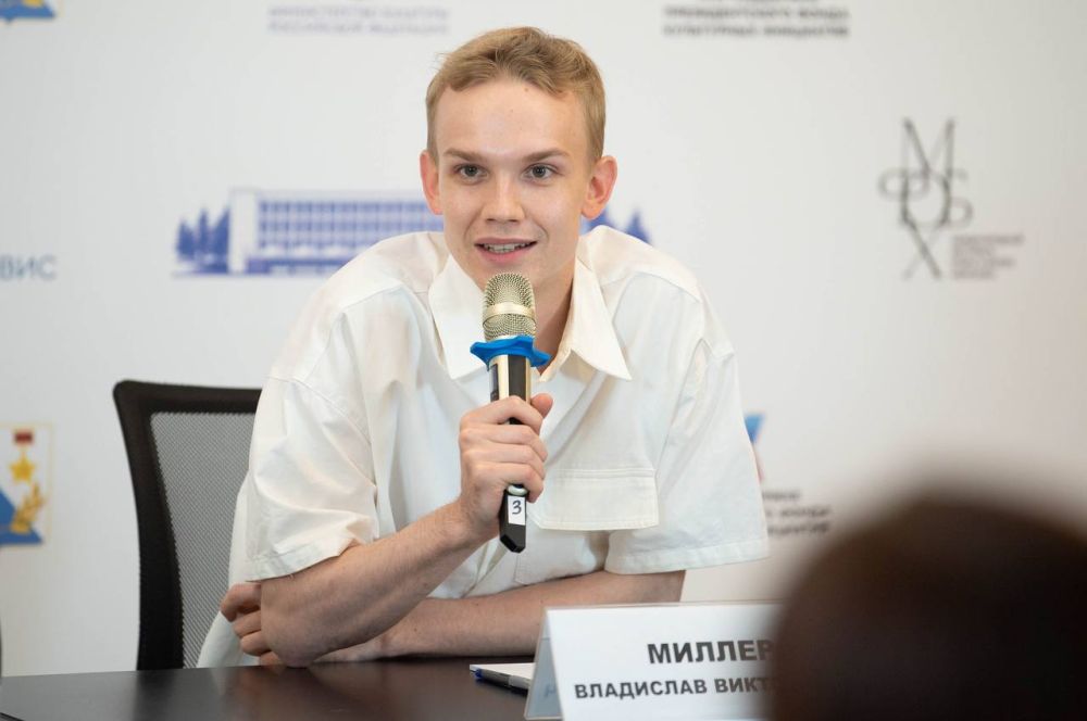 Михаил Развожаев: В этот четверг, 8 августа, в Севастополе стартуют показы спектакля «Матросская тишина» по одноимённой пьесе Александра Галича Михаил Развожаев: В этот четверг, 8 августа, в Севастополе стартуют показы спектакля «Матросская тишина» по одноимённой пьесе Александра Галича