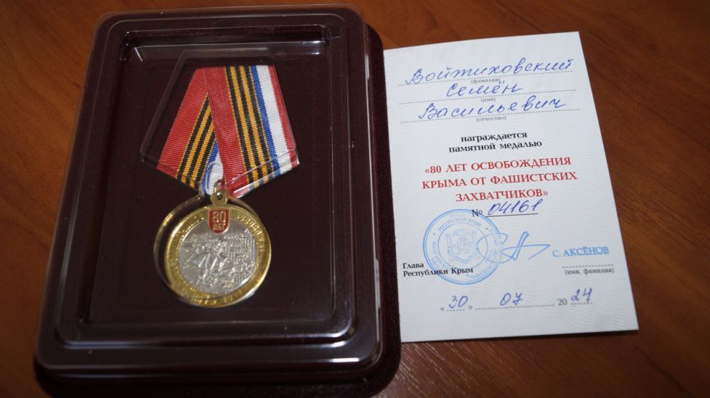 Виктория Грицай: Совместно с председателем Советского районного совета Еленой Пось вручили Памятные медали «80 лет... Виктория Грицай: Совместно с председателем Советского районного совета Еленой Пось вручили Памятные медали «80 лет...