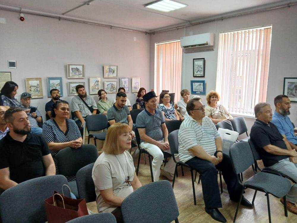 Олег Лобов поздравил крымского искусствоведа, члена Общественного совета при Госкомархиве Исмета Заатова с юбилеем Олег Лобов поздравил крымского искусствоведа, члена Общественного совета при Госкомархиве Исмета Заатова с юбилеем