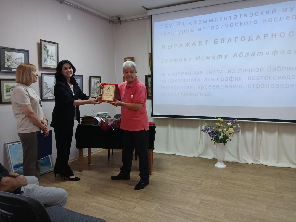 Олег Лобов поздравил крымского искусствоведа, члена Общественного совета при Госкомархиве Исмета Заатова с юбилеем Олег Лобов поздравил крымского искусствоведа, члена Общественного совета при Госкомархиве Исмета Заатова с юбилеем