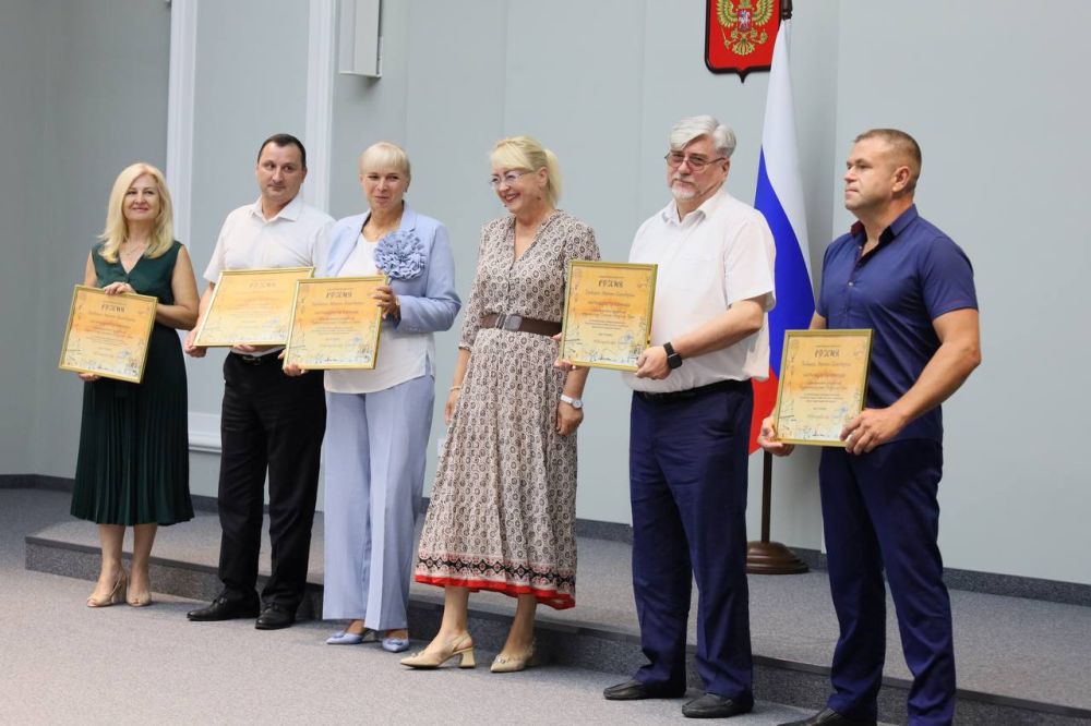 Василий Телиженко: 31 июля состоялось вручение грамот и благодарностей участникам Международной выставки-форума «Россия», которые на протяжении 8 месяцев презентовали достижения Республики Крым на выставке Василий Телиженко: 31 июля состоялось вручение грамот и благодарностей участникам Международной выставки-форума «Россия», которые на протяжении 8 месяцев презентовали достижения Республики Крым на выставке