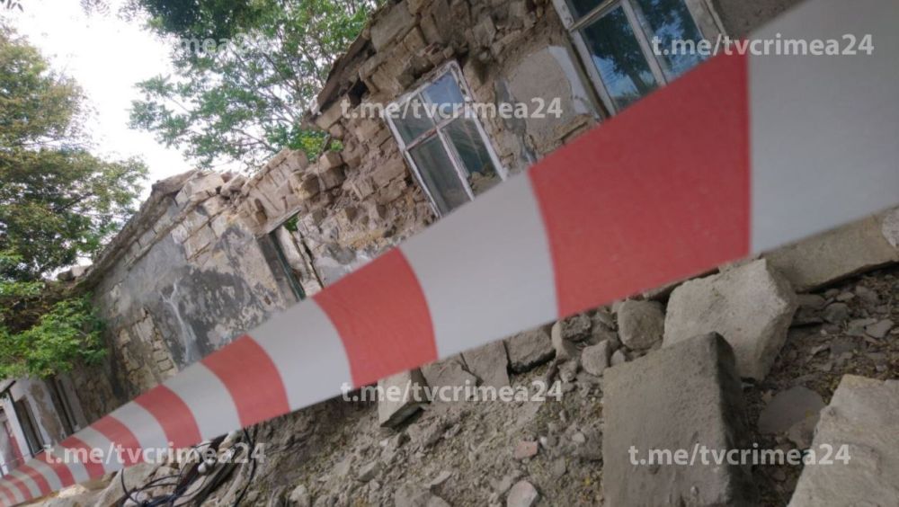 В Керчи обрушился фасад частного дома В Керчи обрушился фасад частного дома