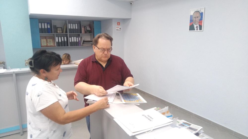 Олег Лобов с рабочим визитом посетил муниципальный архив Кировского района