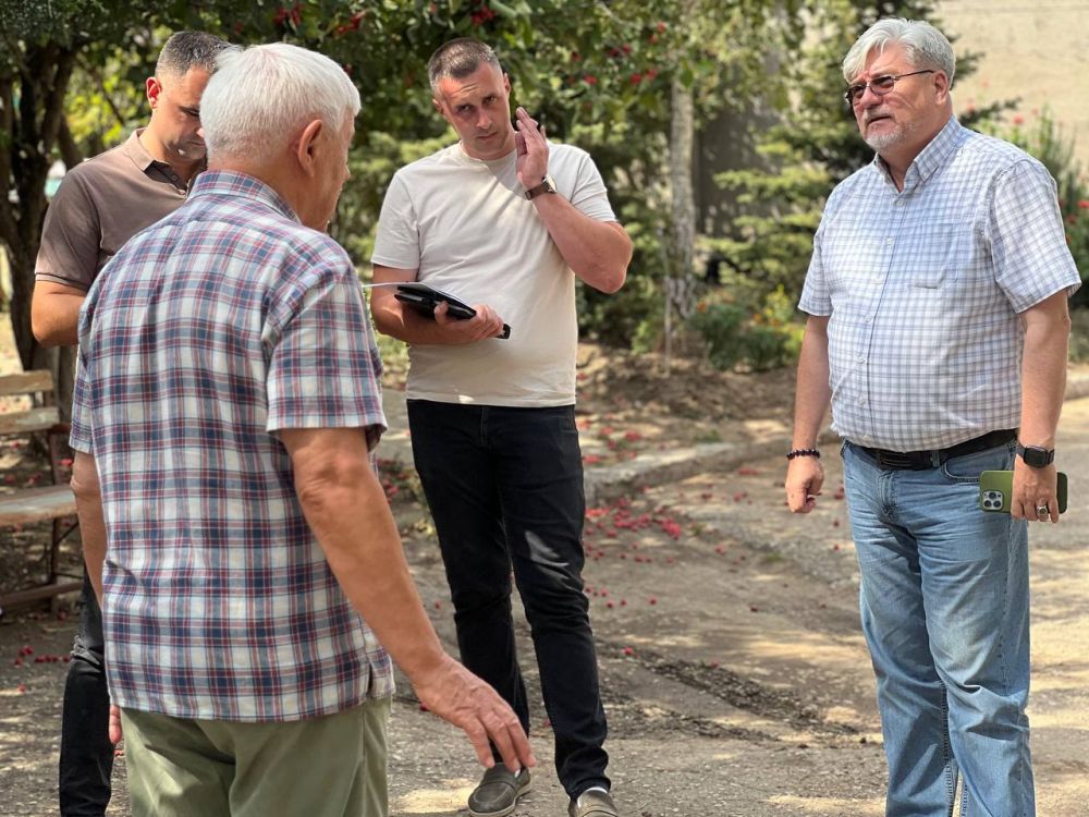 Игорь Ивин: Вторую половину дня провел во дворах города, где пообщался с председателями многоквартирных домов по ул. Крымских Партизан и Куйбышева Игорь Ивин: Вторую половину дня провел во дворах города, где пообщался с председателями многоквартирных домов по ул. Крымских Партизан и Куйбышева