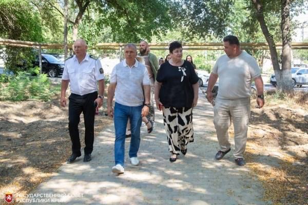 В городе-герое Керчь глава парламента республики Владимир Константинов встретился с трудовыми коллективами Судостроительного завода имени Бутомы и Керченского металлургического завода, пообщался с активом ветеранского движения и местными жителями В городе-герое Керчь глава парламента республики Владимир Константинов встретился с трудовыми коллективами Судостроительного завода имени Бутомы и Керченского металлургического завода, пообщался с активом ветеранского движения и местными жителями