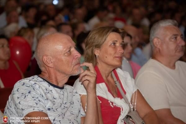 В городе-герое Керчь глава парламента республики Владимир Константинов встретился с трудовыми коллективами Судостроительного завода имени Бутомы и Керченского металлургического завода, пообщался с активом ветеранского движения и местными жителями В городе-герое Керчь глава парламента республики Владимир Константинов встретился с трудовыми коллективами Судостроительного завода имени Бутомы и Керченского металлургического завода, пообщался с активом ветеранского движения и местными жителями
