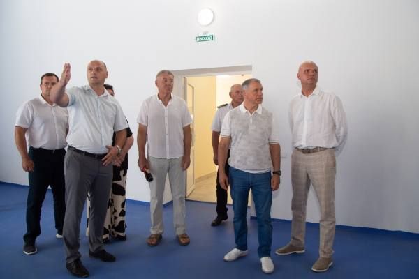 В городе-герое Керчь глава парламента республики Владимир Константинов встретился с трудовыми коллективами Судостроительного завода имени Бутомы и Керченского металлургического завода, пообщался с активом ветеранского движения и местными жителями В городе-герое Керчь глава парламента республики Владимир Константинов встретился с трудовыми коллективами Судостроительного завода имени Бутомы и Керченского металлургического завода, пообщался с активом ветеранского движения и местными жителями