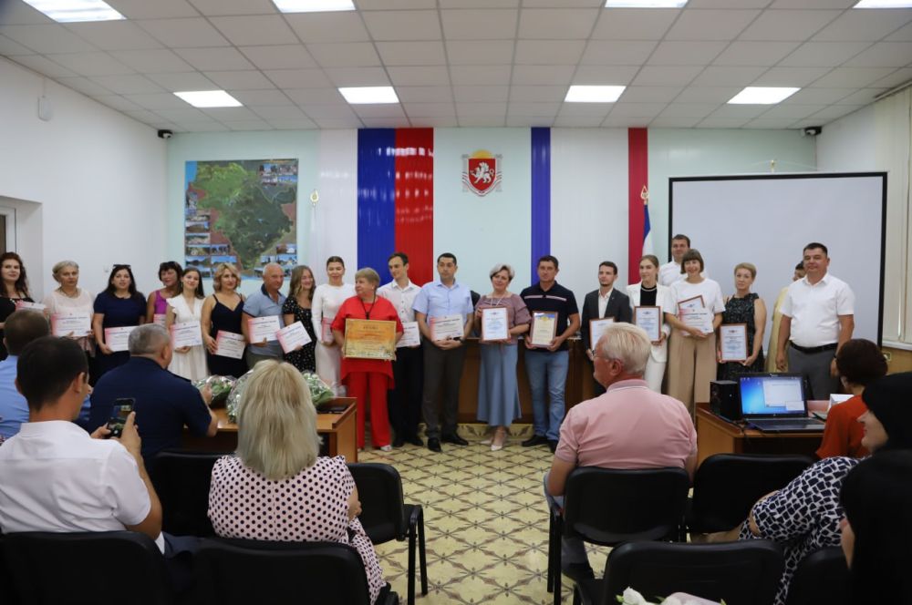 В администрации Бахчисарайского района прошло награждение участников организации и проведения презентации Крыма на московской выставке-форуме «Россия» на ВДНХ В администрации Бахчисарайского района прошло награждение участников организации и проведения презентации Крыма на московской выставке-форуме «Россия» на ВДНХ