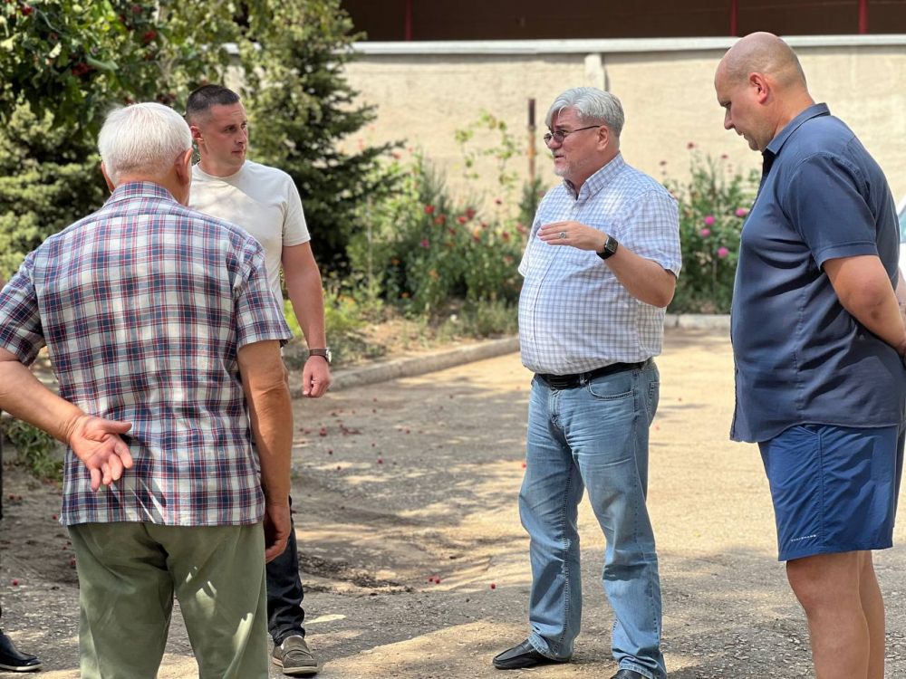 Игорь Ивин: Вторую половину дня провел во дворах города, где пообщался с председателями многоквартирных домов по ул. Крымских Партизан и Куйбышева Игорь Ивин: Вторую половину дня провел во дворах города, где пообщался с председателями многоквартирных домов по ул. Крымских Партизан и Куйбышева