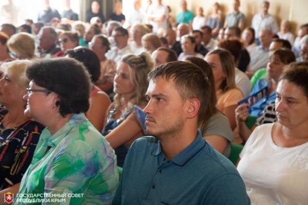 В городе-герое Керчь глава парламента республики Владимир Константинов встретился с трудовыми коллективами Судостроительного завода имени Бутомы и Керченского металлургического завода, пообщался с активом ветеранского движения и местными жителями В городе-герое Керчь глава парламента республики Владимир Константинов встретился с трудовыми коллективами Судостроительного завода имени Бутомы и Керченского металлургического завода, пообщался с активом ветеранского движения и местными жителями