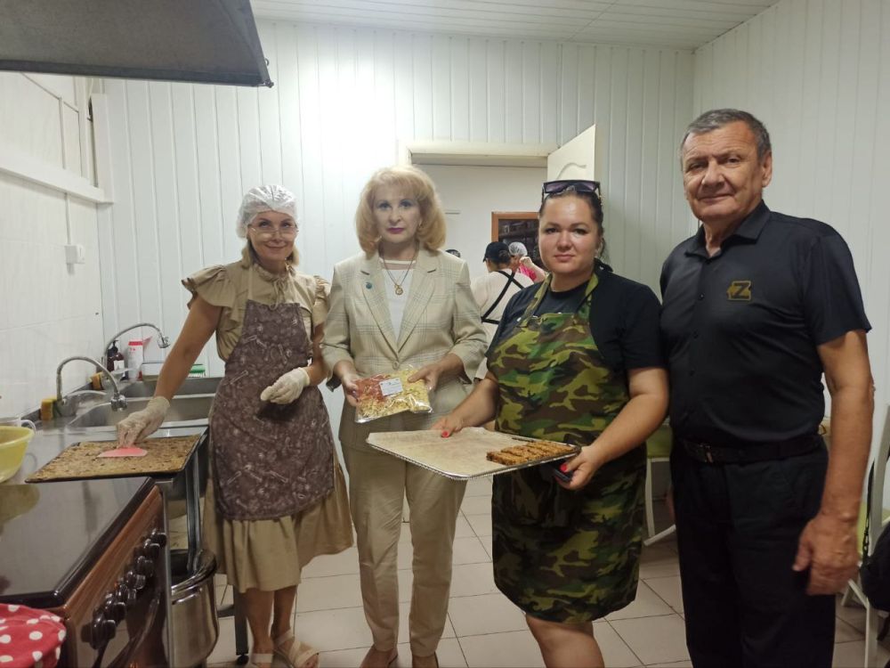 Эммилия Леонова: Посетила волонтеров проекта "СогреVающие Обеды спецнаZназначения" в Евпатории ( Эммилия Леонова: Посетила волонтеров проекта "СогреVающие Обеды спецнаZназначения" в Евпатории (