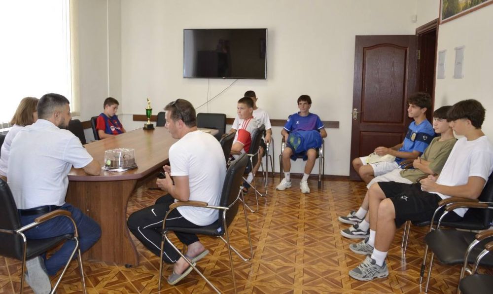 Рустем Аметов: Поддержали футбольную команду ДЮСШ, которая приняла участие в Открытом Республиканском кубке по футболу среди Юношей 2008 года «Колос» Рустем Аметов: Поддержали футбольную команду ДЮСШ, которая приняла участие в Открытом Республиканском кубке по футболу среди Юношей 2008 года «Колос»