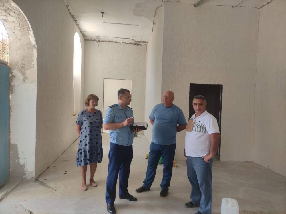 Прокурор Кировского района Александр Пряхин проверил ход капитального ремонта Ореховского сельского клуба