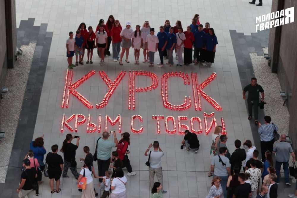 Активисты «Молодой Гвардии» Крыма провели акцию «Курск, мы с тобой» на площади возле Государственного Совета Республики Крым Активисты «Молодой Гвардии» Крыма провели акцию «Курск, мы с тобой» на площади возле Государственного Совета Республики Крым