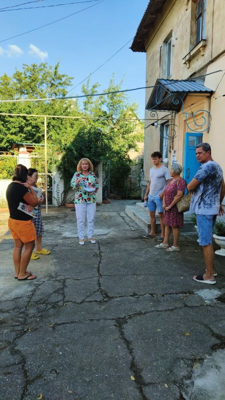 Эммилия Леонова: Провела встречу с жителями многоквартирного дома по ул. Володарского, 60/62 Эммилия Леонова: Провела встречу с жителями многоквартирного дома по ул. Володарского, 60/62