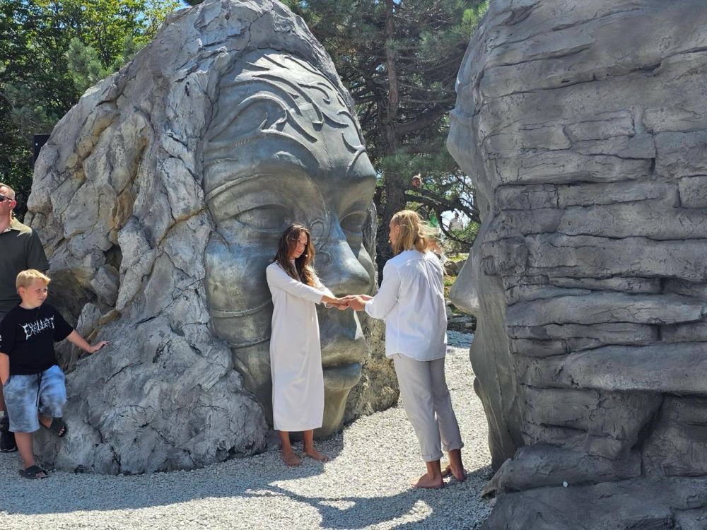 На плато Ай-Петри в Крыму сегодня была открыта скульптура «Шепот гор» На плато Ай-Петри в Крыму сегодня была открыта скульптура «Шепот гор»