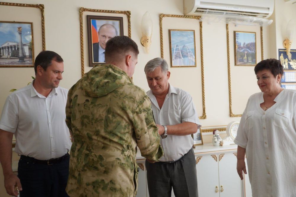 Олег Каторгин: #своих_не_бросаем. Керчанину Александру ЗАВГОРОДНЕМУ вручили Медаль «За храбрость» 2 степени. Сегодня вместе с главой муниципального образования Ольгой СОЛОДИЛОВОЙ, представителем военного комиссариата Керчи встретились с Героем Олег Каторгин: #своих_не_бросаем. Керчанину Александру ЗАВГОРОДНЕМУ вручили Медаль «За храбрость» 2 степени. Сегодня вместе с главой муниципального образования Ольгой СОЛОДИЛОВОЙ, представителем военного комиссариата Керчи встретились с Героем