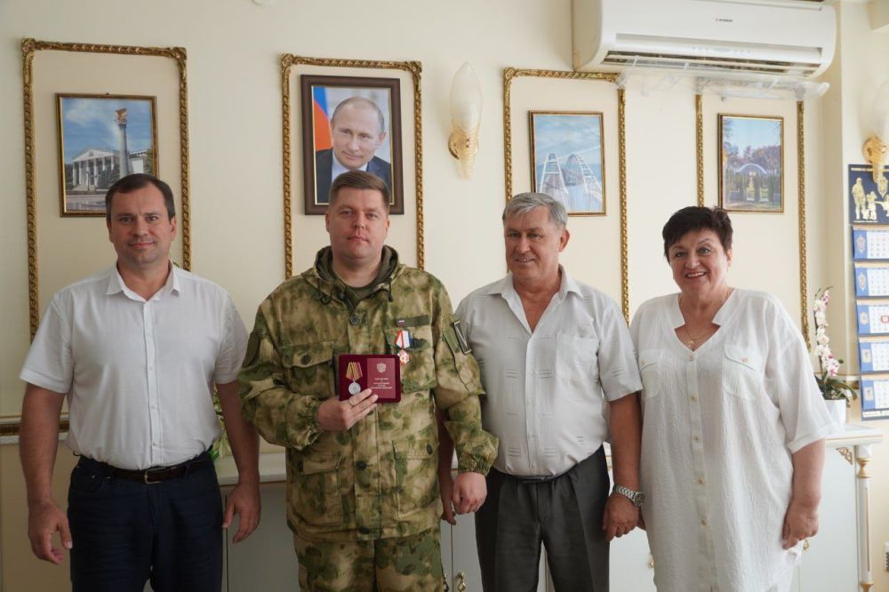 Олег Каторгин: #своих_не_бросаем. Керчанину Александру ЗАВГОРОДНЕМУ вручили Медаль «За храбрость» 2 степени. Сегодня вместе с главой муниципального образования Ольгой СОЛОДИЛОВОЙ, представителем военного комиссариата Керчи встретились с Героем Олег Каторгин: #своих_не_бросаем. Керчанину Александру ЗАВГОРОДНЕМУ вручили Медаль «За храбрость» 2 степени. Сегодня вместе с главой муниципального образования Ольгой СОЛОДИЛОВОЙ, представителем военного комиссариата Керчи встретились с Героем