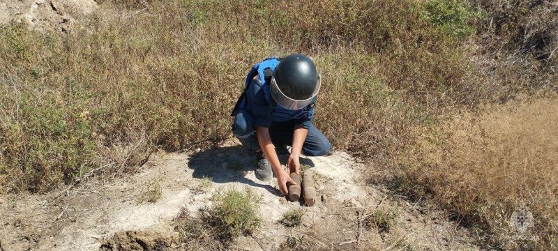Пиротехники МЧС России уничтожили 46 единиц боеприпасов времён Великой Отечественной войны, а именно (38 артиллерийских снарядов, 4 ручные гранаты и 4 взрывателя) Пиротехники МЧС России уничтожили 46 единиц боеприпасов времён Великой Отечественной войны, а именно (38 артиллерийских снарядов, 4 ручные гранаты и 4 взрывателя)