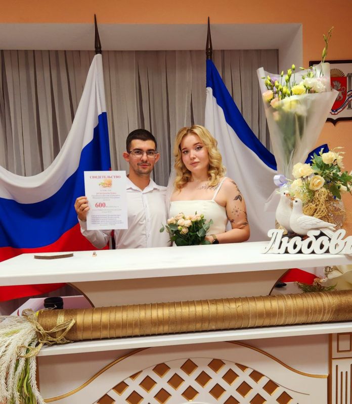 Ялтинский городской отдел ЗАГС провёл шестисотую церемонию бракосочетания с начала 2024 года Ялтинский городской отдел ЗАГС провёл шестисотую церемонию бракосочетания с начала 2024 года