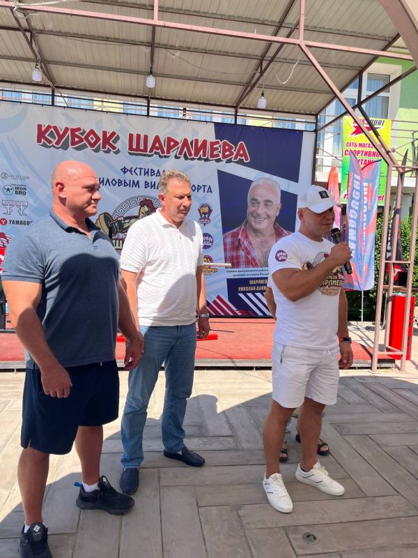 Первый заместитель министра спорта Сергей Гниздыло совместно с представителем спортивно-патриотического богатырского... Первый заместитель министра спорта Сергей Гниздыло совместно с представителем спортивно-патриотического богатырского...