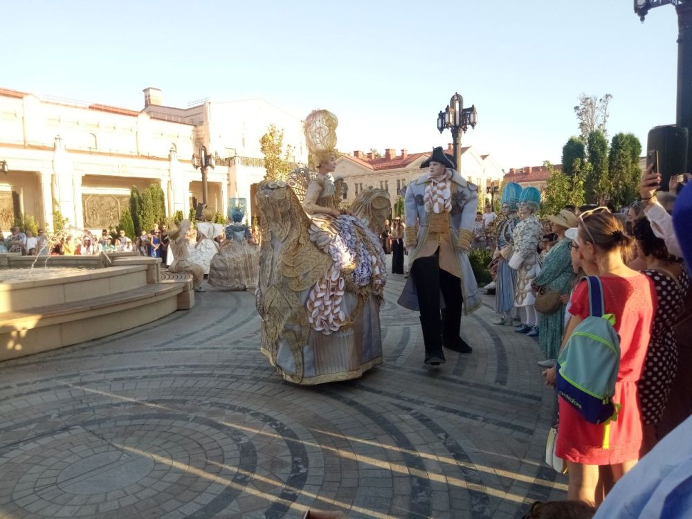 Прямо сейчас в музейно-храмовом комплексе «Новый Херсонес» впервые проходит театрализованное шествие «Таврический вояж» Прямо сейчас в музейно-храмовом комплексе «Новый Херсонес» впервые проходит театрализованное шествие «Таврический вояж»