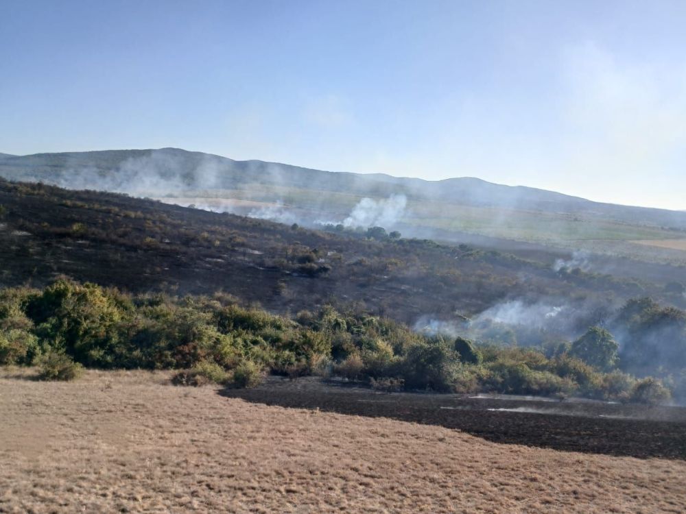 В Крыму огнеборцы ликвидируют крупный пожар