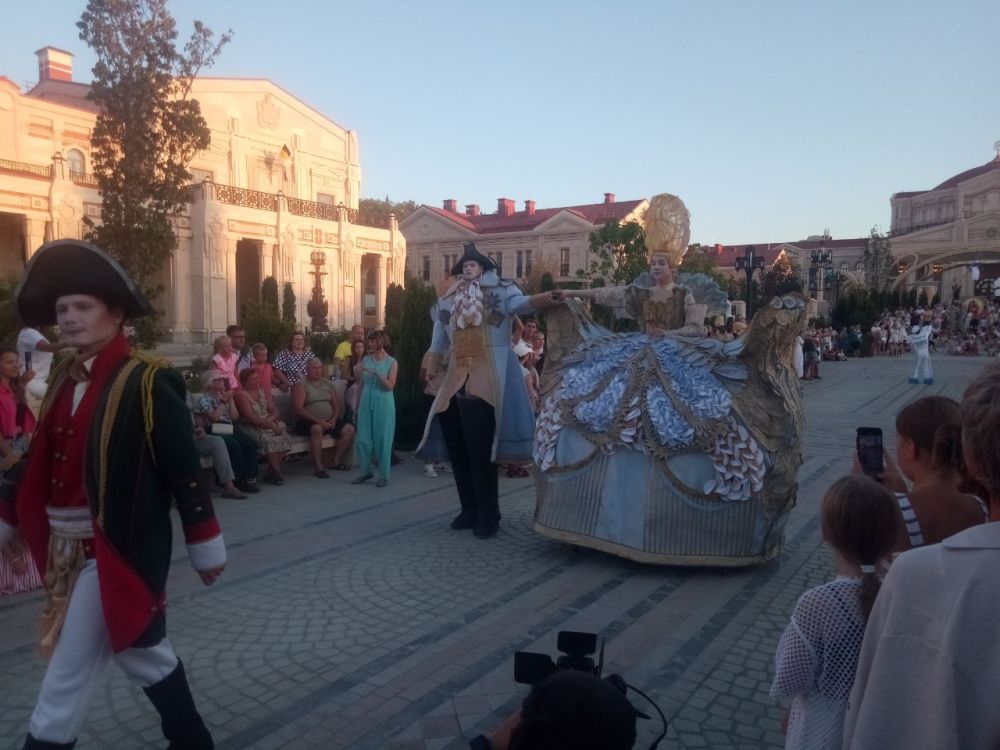 Прямо сейчас в музейно-храмовом комплексе «Новый Херсонес» впервые проходит театрализованное шествие «Таврический вояж» Прямо сейчас в музейно-храмовом комплексе «Новый Херсонес» впервые проходит театрализованное шествие «Таврический вояж»