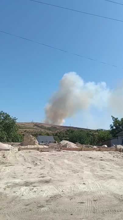 В районе села Изюмовка в Кировском районе горит трава