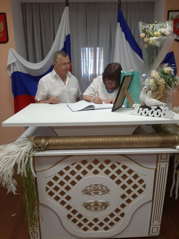 В Ялтинском городском отделе ЗАГС состоялась торжественная церемония чествования «золотых» юбиляров семейной жизни Сергея и Ирины Малявиных, которые заключили брак 50 лет назад - 17 августа 1974 года. В Ялтинском городском отделе ЗАГС состоялась торжественная церемония чествования «золотых» юбиляров семейной жизни Сергея и Ирины Малявиных, которые заключили брак 50 лет назад - 17 августа 1974 года.
