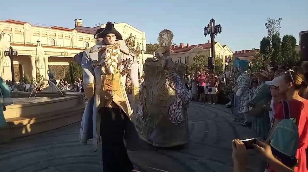 Прямо сейчас в музейно-храмовом комплексе «Новый Херсонес» впервые проходит театрализованное шествие «Таврический вояж» Прямо сейчас в музейно-храмовом комплексе «Новый Херсонес» впервые проходит театрализованное шествие «Таврический вояж»