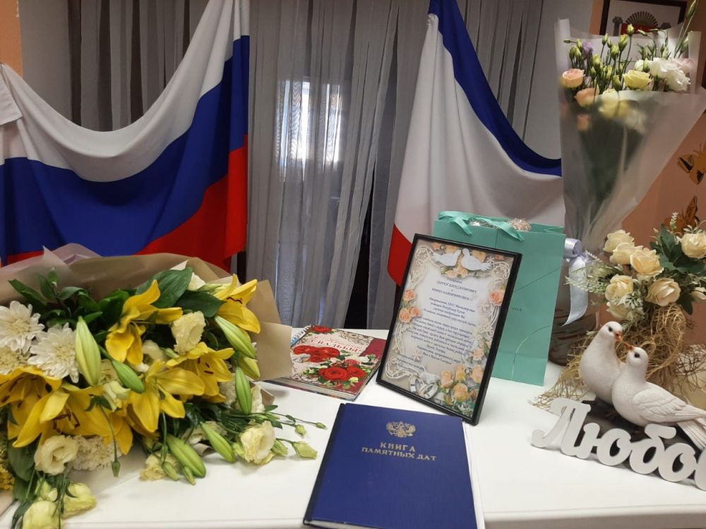 В Ялтинском городском отделе ЗАГС состоялась торжественная церемония чествования «золотых» юбиляров семейной жизни Сергея и Ирины Малявиных, которые заключили брак 50 лет назад - 17 августа 1974 года. В Ялтинском городском отделе ЗАГС состоялась торжественная церемония чествования «золотых» юбиляров семейной жизни Сергея и Ирины Малявиных, которые заключили брак 50 лет назад - 17 августа 1974 года.