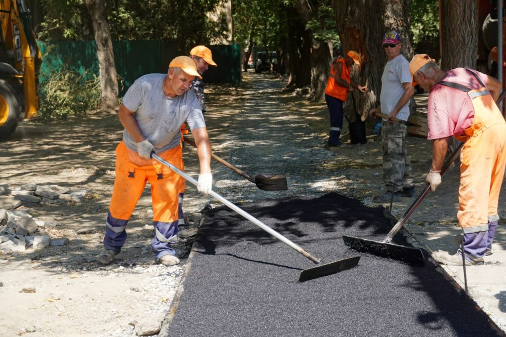 #жкх. Продолжаются работы на тротуарах в рамках содержания. Из 45 запланированных улиц, в работе уже 22. Сегодня бригада керченского филиала ГУП РК «Крымавтодор» трудится на ул. Р.Люксембург #жкх. Продолжаются работы на тротуарах в рамках содержания. Из 45 запланированных улиц, в работе уже 22. Сегодня бригада керченского филиала ГУП РК «Крымавтодор» трудится на ул. Р.Люксембург