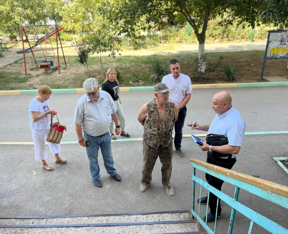 «Традиционно обходим многоквартирные дома, общаемся с председателями по вопросам работы управляющих компаний, разъясняем... «Традиционно обходим многоквартирные дома, общаемся с председателями по вопросам работы управляющих компаний, разъясняем...