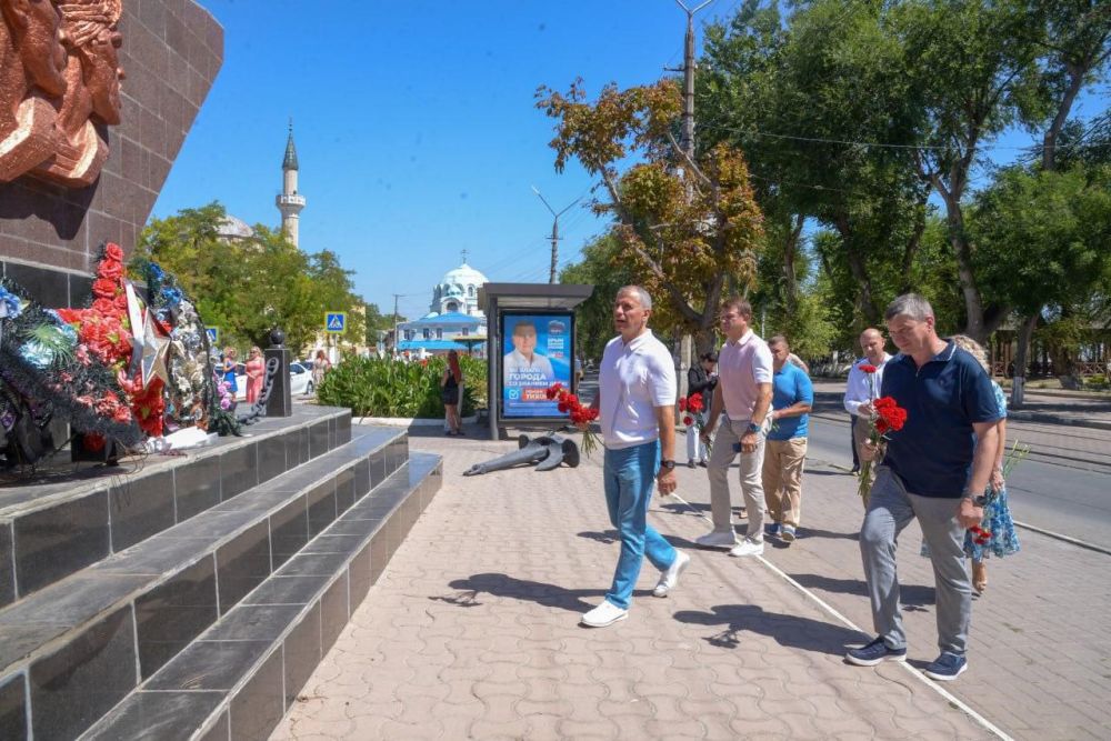 Эммилия Леонова: Сегодня с рабочим визитом Евпаторию посетил Председатель Государственного Совета Республики Крым Владимир Андреевич Константинов Эммилия Леонова: Сегодня с рабочим визитом Евпаторию посетил Председатель Государственного Совета Республики Крым Владимир Андреевич Константинов