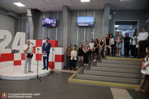 Ефим Фикс поздравил работников крымской республиканской телерадиовещательной компании «Крым» с 10-летием со дня образования и наградил грамотой Президиума Государственного Совета Республики Крым трудовой коллектив организации Ефим Фикс поздравил работников крымской республиканской телерадиовещательной компании «Крым» с 10-летием со дня образования и наградил грамотой Президиума Государственного Совета Республики Крым трудовой коллектив организации