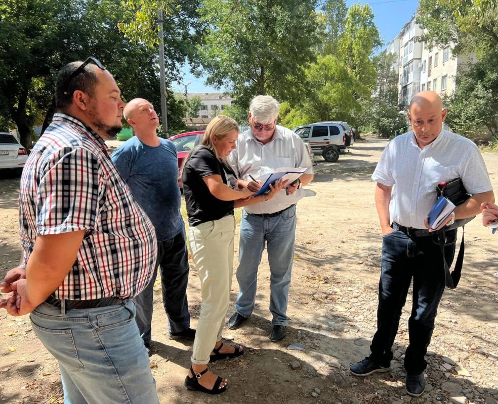 «Традиционно обходим многоквартирные дома, общаемся с председателями по вопросам работы управляющих компаний, разъясняем... «Традиционно обходим многоквартирные дома, общаемся с председателями по вопросам работы управляющих компаний, разъясняем...