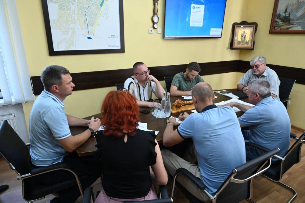 Игорь Ивин: Вопросы социально-экономического развития города были обсуждены сегодня на встрече с министром экономического развития Республики Крым Дмитрием Шеряко и его заместителем Андреем Борзенковым Игорь Ивин: Вопросы социально-экономического развития города были обсуждены сегодня на встрече с министром экономического развития Республики Крым Дмитрием Шеряко и его заместителем Андреем Борзенковым