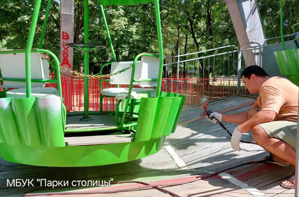 Обновление любимого аттракциона: в парке Гагарина красят колесо обозрения Обновление любимого аттракциона: в парке Гагарина красят колесо обозрения