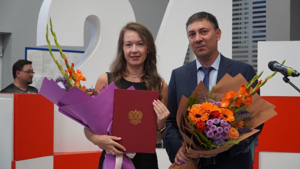Сотрудников телерадиокомпании «Крым» поздравили с 10-летним юбилеем Сотрудников телерадиокомпании «Крым» поздравили с 10-летним юбилеем