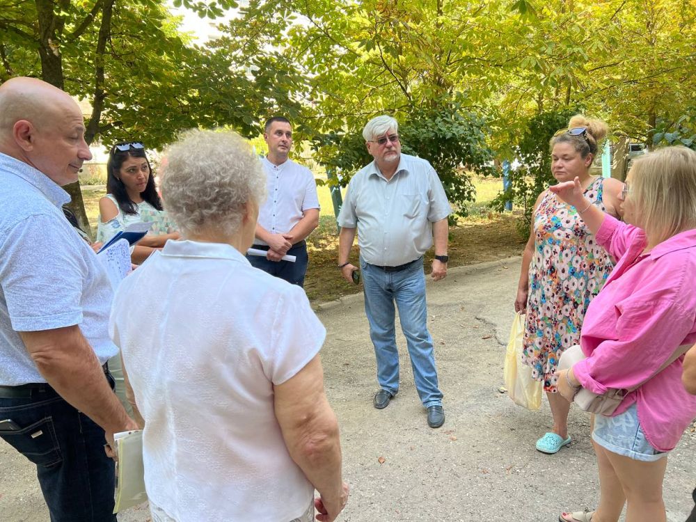 Игорь Ивин: Традиционно обходим многоквартирные дома, общаемся с председателями по вопросам работы управляющих компаний, разъясняем людям их права, делимся результатами прошлых обходов и составляем дорожные карты по решению тех или иных вопросов Игорь Ивин: Традиционно обходим многоквартирные дома, общаемся с председателями по вопросам работы управляющих компаний, разъясняем людям их права, делимся результатами прошлых обходов и составляем дорожные карты по решению тех или иных вопросов