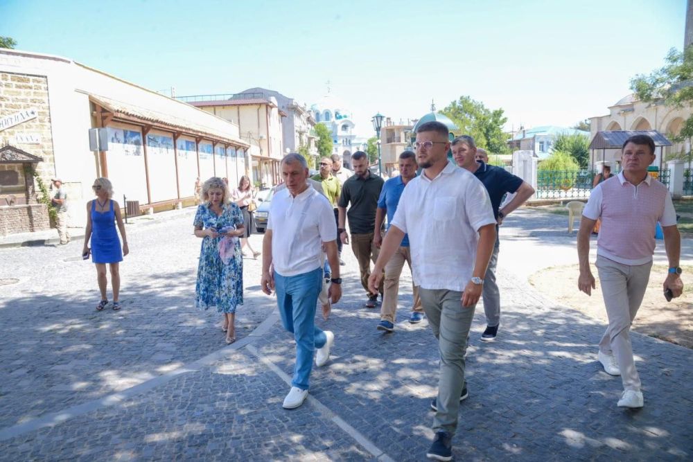 Эммилия Леонова: Сегодня с рабочим визитом Евпаторию посетил Председатель Государственного Совета Республики Крым Владимир Андреевич Константинов Эммилия Леонова: Сегодня с рабочим визитом Евпаторию посетил Председатель Государственного Совета Республики Крым Владимир Андреевич Константинов